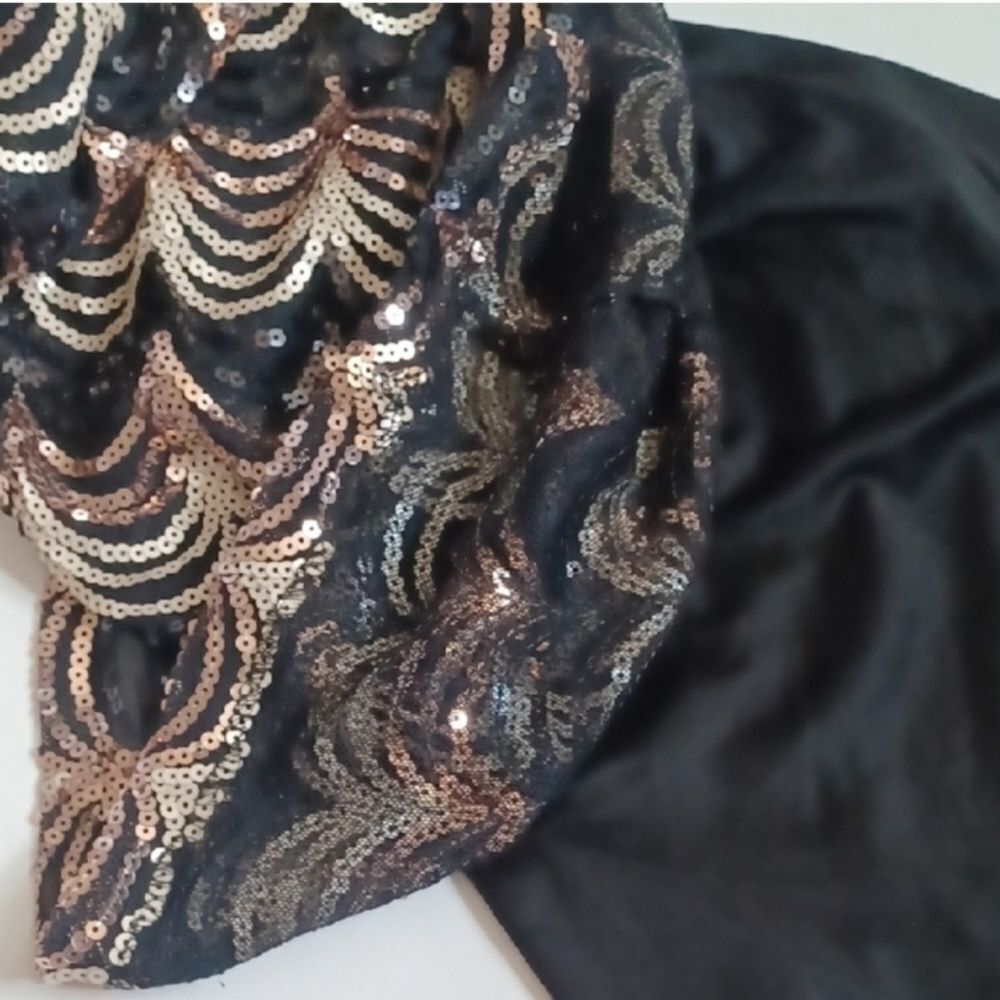 Elegant Black and Gold Sequin Dress - Picture 11 of 14
